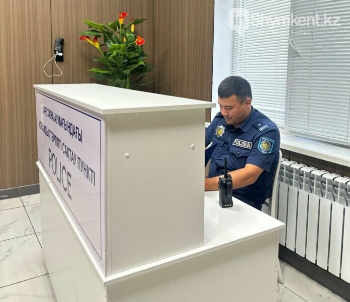 Полицейские посты начали работать в медицинских организациях Шымкента. Фото: otyrar.kz
