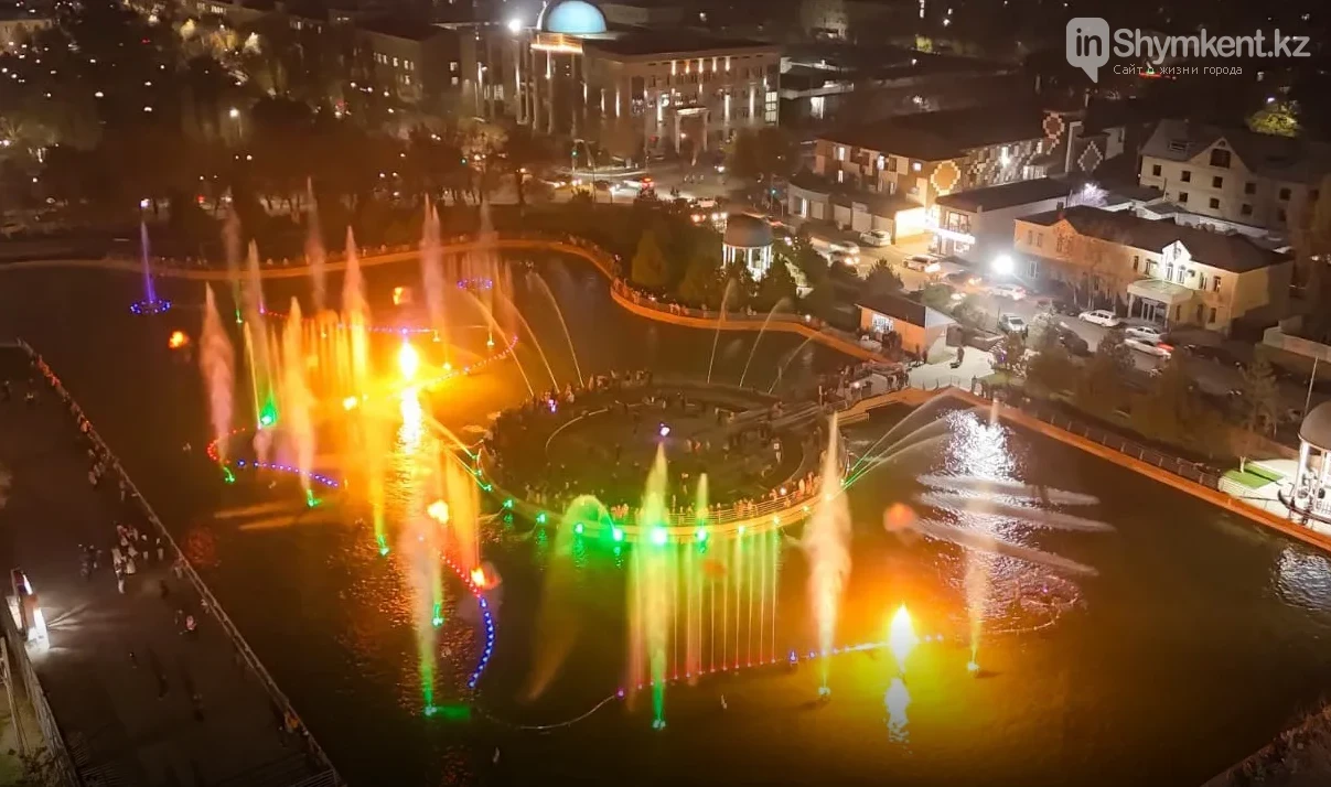 Новая достопримечательность Шымкента: многосенсорный фонтан со светом и пламенем. Фото: otyrar.kz Новая достопримечательность Шымкента: многосенсорный фонтан со светом и пламенем. Фото: otyrar.kz